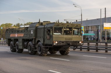 Moskova, Rusya - 9 Mayıs 2015: Askeri taşıma sırtında bastıktan sonra zafer günü yürüyüşü