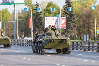 Moskova, Rusya - 9 Mayıs 2015: Askeri taşıma sırtında bastıktan sonra zafer günü yürüyüşü