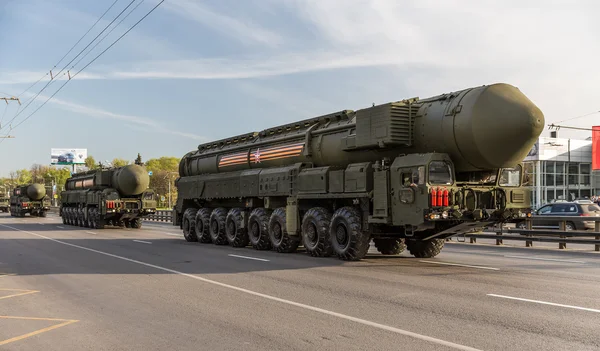 Moscú, RUSIA - 9 DE MAYO DE 2015: El transporte militar en su camino de regreso después del desfile del Día de la Victoria — Foto de Stock