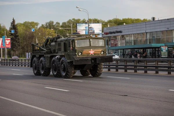 Moscú, RUSIA - 9 DE MAYO DE 2015: El transporte militar en su camino de regreso después del desfile del Día de la Victoria —  Fotos de Stock