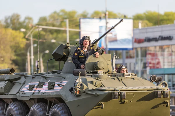 Москва, Россия - 9 мая 2015 года: Военный транспорт на обратном пути после парада в честь Дня Победы — стоковое фото