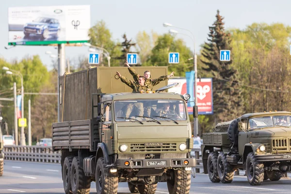 मॉस्को, रशिया मे 9 2015: विजय दिवस परेड नंतर त्याच्या मागे मार्गावर सैन्य वाहतूक — स्टॉक फोटो, इमेज