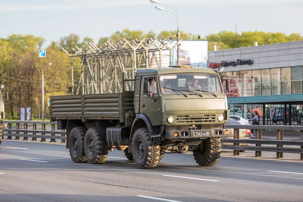 Moscú, RUSIA - 9 DE MAYO DE 2015: El transporte militar en su camino de regreso después del desfile del Día de la Victoria — Foto de Stock