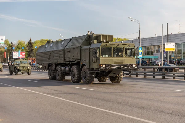 Moscow, Rusland - 9 mei 2015: Militaire vervoer op zijn rug manier na overwinning Day Parade — Stockfoto