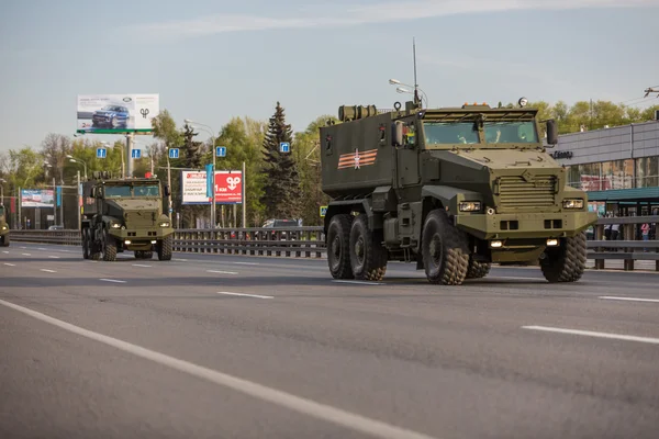 Moscow, RUSSIA - MAY 9 2015: Military transportation on its back way after Victory Day Parade — Stock Photo, Image