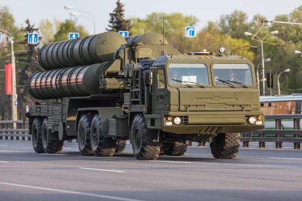 Moscow, RUSSIA - MAY 9 2015: Military transportation on its back way after Victory Day Parade — Stock Photo, Image