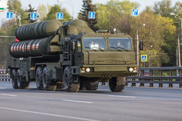 Moskva, Ryssland - maj 9 2015: Militärt trans. på ryggen långt efter Victory Day Parade — Stockfoto