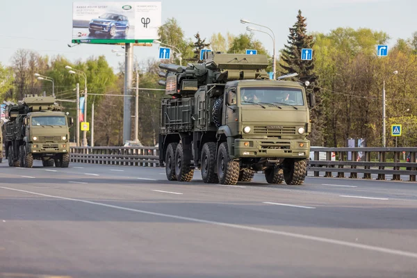 Москва, Россия - 9 мая 2015 года: Военный транспорт на обратном пути после парада в честь Дня Победы — стоковое фото