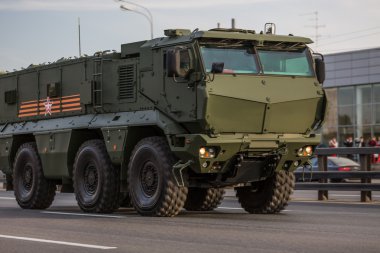 Moskova, Rusya - 9 Mayıs 2015: Askeri taşıma sırtında bastıktan sonra zafer günü yürüyüşü