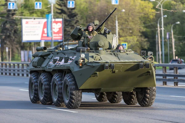 Moskova, Rusya - 9 Mayıs 2015: Askeri taşıma sırtında bastıktan sonra zafer günü yürüyüşü — Stok fotoğraf