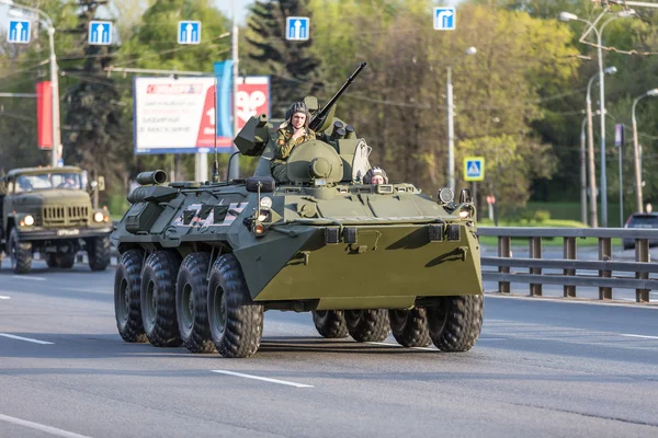 Moscow, Rusland - 9 mei 2015: Militaire vervoer op zijn rug manier na overwinning Day Parade — Stockfoto