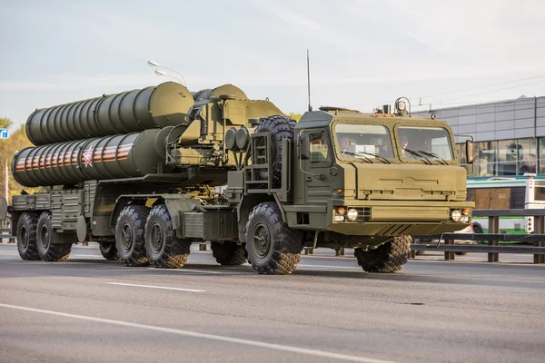 Moscú, RUSIA - 9 DE MAYO DE 2015: El transporte militar en su camino de regreso después del desfile del Día de la Victoria — Foto de Stock