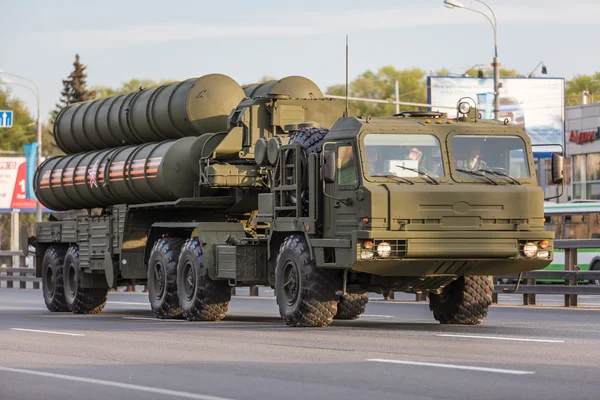 Moscú, RUSIA - 9 DE MAYO DE 2015: El transporte militar en su camino de regreso después del desfile del Día de la Victoria — Foto de Stock