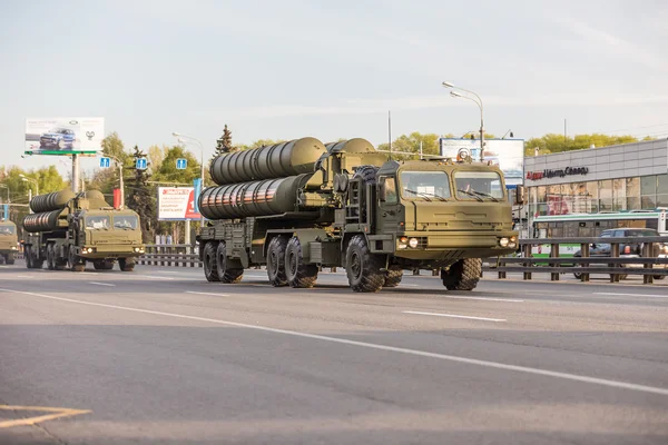 Москва, Россия - 9 мая 2015 года: Военный транспорт на обратном пути после парада в честь Дня Победы — стоковое фото