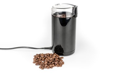 Kahve değirmeni ve kahve çekirdekleri - izole yığını