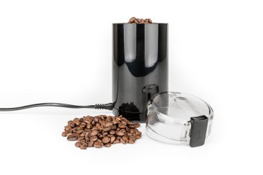 Kahve değirmeni ve kahve çekirdekleri - izole yığını