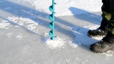 Balıkçı ve buz vidalar