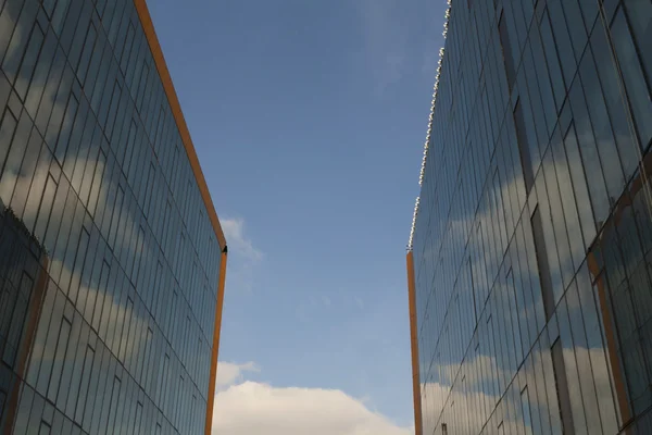 Dwa nowoczesne budynki ze szkła — Zdjęcie stockowe