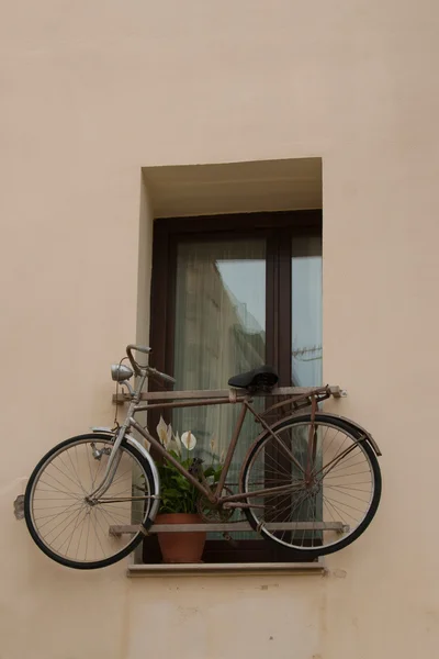 Bicicleta na janela — Fotografia de Stock