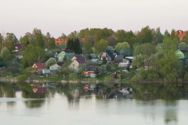 Dorp aan de rivier de Volchov — Stockfoto