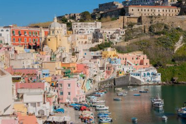 Procida Adası 'nın güzel körfezindeki limanın manzarası. İtalya, Napoli yakınlarındaki güzel ada.