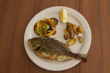 Dorada plaka üzerinde