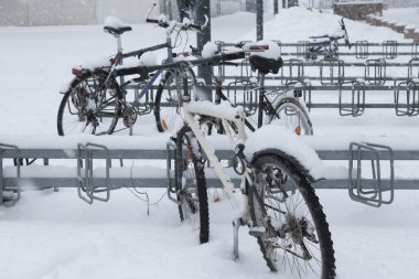 Kar altında otopark motosiklet