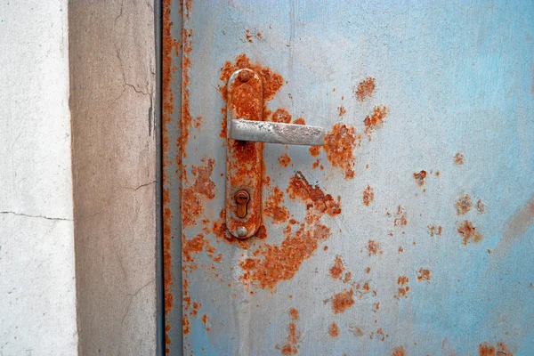 Velho punho da porta enferrujado na saída de emergência . — Fotografia de Stock