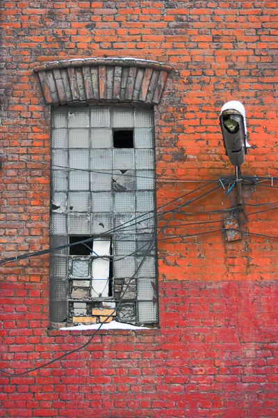 Parede antiga da fábrica com janela. A antiga arquitetura da cidade de São Petersburgo, Rússia — Fotografia de Stock