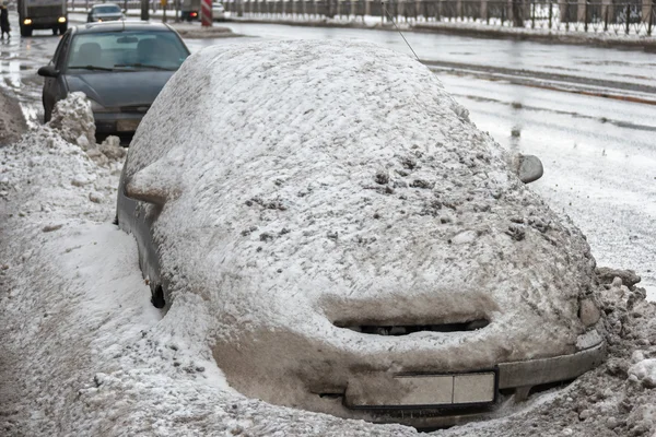 Coche cubierto de nieve vieja y loca. Vehículo cubierto de nieve en la ventisca invernal en la calle de San Petersburgo, Rusia — Foto de Stock