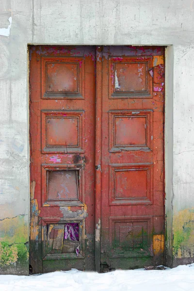Vieille porte en bois Peinte en couleur rouge foncé. Entrée vintage altérée — Photo
