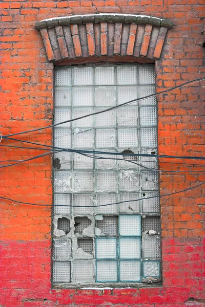 Vieja ventana de fábrica. La antigua arquitectura de la ciudad de San Petersburgo, Rusia — Foto de Stock