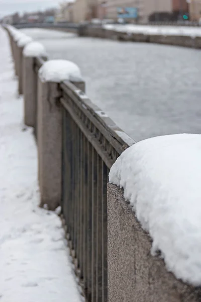 Забор набережной, покрытый снегом — стоковое фото