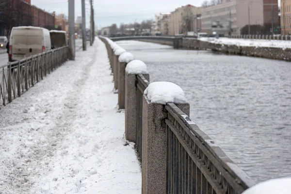 Набережная Обводного канала, покрытого снегом, Санкт-Петербург, Россия — стоковое фото