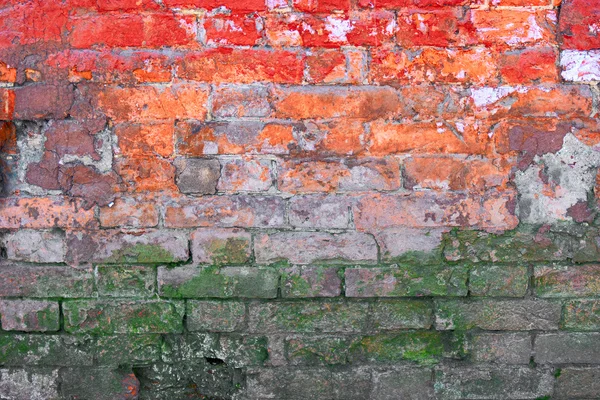 Halb verwitterte Ziegelwand in rot und orange gestrichen — Stockfoto