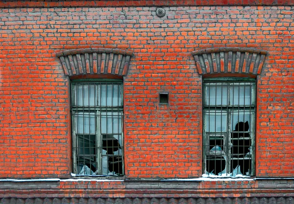 Stary rozbite okno na czerwony mur z cegły — Zdjęcie stockowe