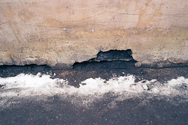 Fondo envejecido, calle urbana grunge vacía con nieve y pared obsoleta . — Foto de Stock