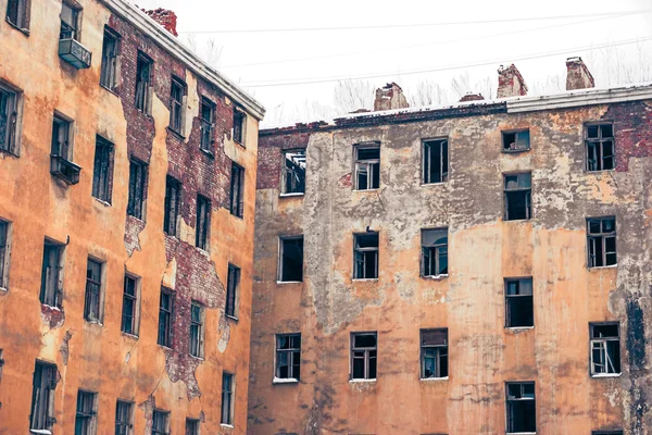 Antiguo muro de edificios abandonados con ventanas vacías — Foto de Stock