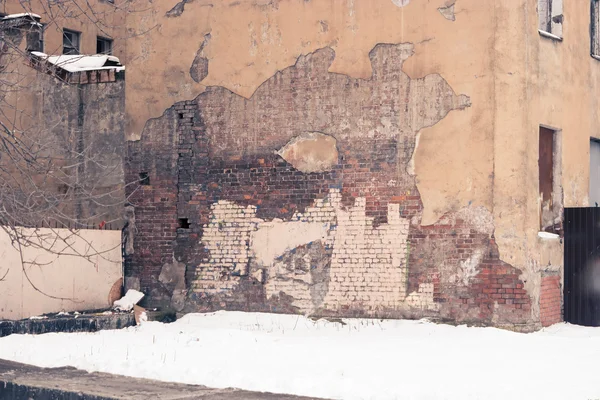 Vecchie rovine della fabbrica. Edificio abbandonato muro tonica immagine. Colorato . — Foto Stock