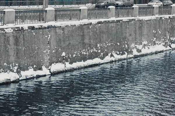 澄んだ水とネヴァ川堤防、サンクトペテルブルグ、ロシアのコンクリートの壁 — ストック写真