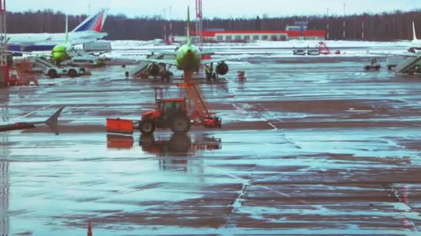 긴급 차량 및 S7 및 트랜스아에로 러시아에서 도모데도보 큰 공항에서 항공기의 모스크바, 러시아, 2 월 27 일, 2016: 보기. — 비디오