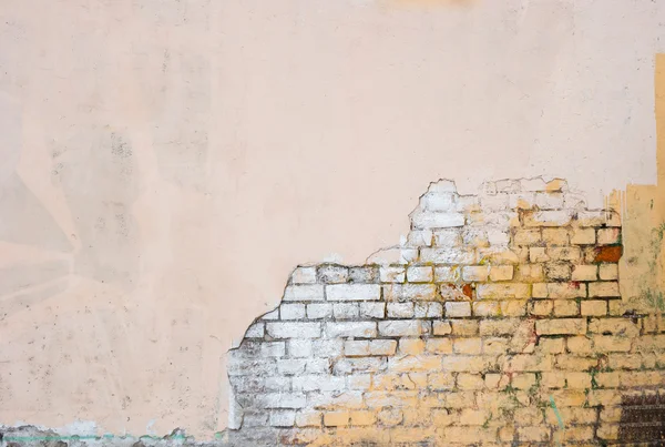 Vecchio muro di mattoni metà intonacato metà coperto con intonaco. Sfondo obsoleto. Carta da parati sporco — Foto Stock