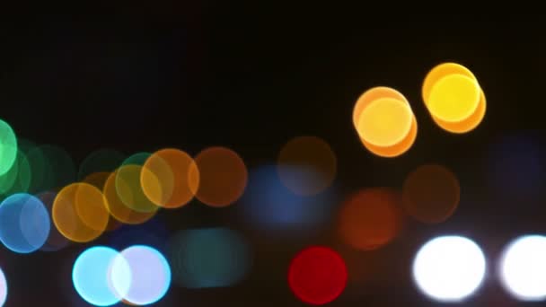 Die nächtliche Stadtbeleuchtung verwischte den Verkehr, der aus dem Fokus geriet. Stadtbeleuchtung aus dem Fokus. st.petersburg, russland — Stockvideo
