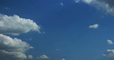 Güneşli bir gün timlapse. Bulutlar çalıştırmak