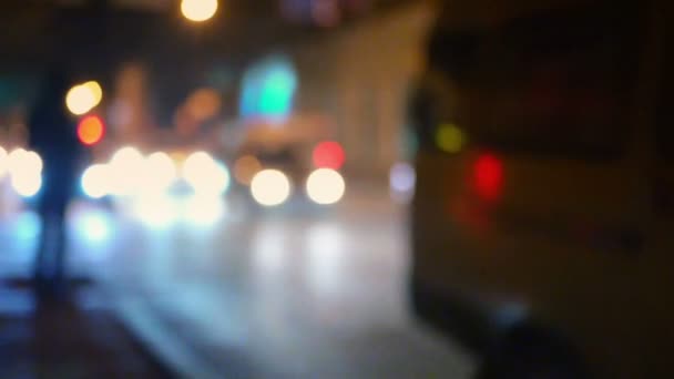 Несконцентрированные автомобили и уличные фонари — стоковое видео