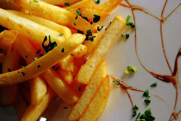 Vers gebakken frietjes op plaat met saus — Stockfoto