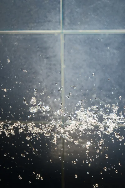 Gocce d'acqua levitano in bagno — Foto Stock