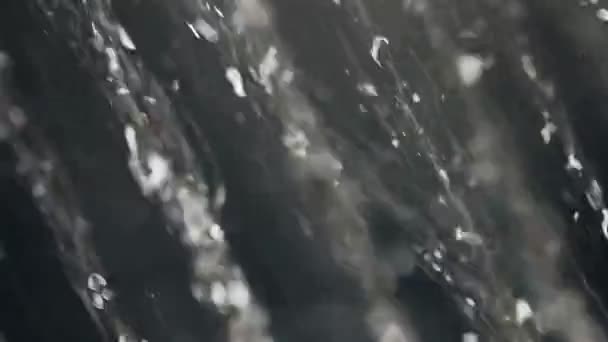 Flux d'eau dans l'air — Video