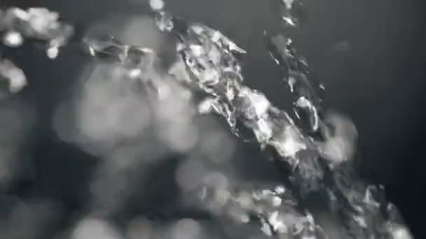 Csepp víz szabadon repül a levegőben — Stock videók