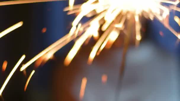 Vuurwerk sparkler branden in jongen handen macro — Stockvideo